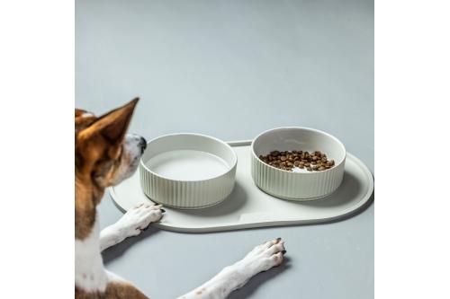 Bol cuenco para perros Kronborg de DOG Copenhagen. Cerámica porcelana. Con perro 2