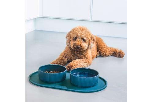 Bol cuenco para perros Kronborg de DOG Copenhagen. Cerámica porcelana. Con perro 4